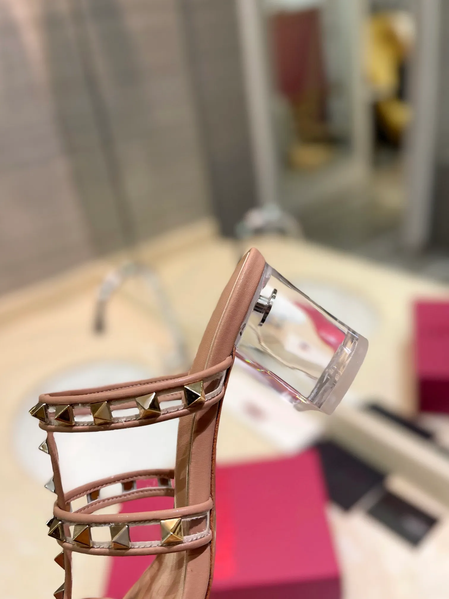 👟👟Ex-factory price 500👟👟 𝑉𝐴𝐿𝐸𝑁𝑇𝐼𝑁𝑂 Valentino ♡ͥ | ²º²⁴💫Purchasing agent level🔍Same color The classic king-shaped slippers with crystal heels are also so beautiful The particularly high-quality hardware brings out a full sense of high-end. After putting it on your feet, you will be stunned and look super slim! The new season lives up to expectations! Worth buying ★Imported cowhide is absolutely high-grade ❥Original method is absolutely sensual ❥Elegant style creates a different feeling🙈 Simple temperament style!  ♡ show bdetails ———————————— ⊿▸: Size｜35-40 (customized at 40.41.42) ⊿▸: Material｜Imported sheepskin + Pvc ⊿▸: Material | Padded sheepskin ⊿▸: Material | Italian🇮🇹 genuine leather outsole ⊿▸: Heel height｜6cm